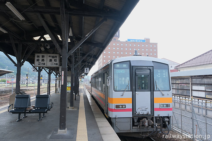 津山駅・因美線用の1番線に停車するキハ120形気動車