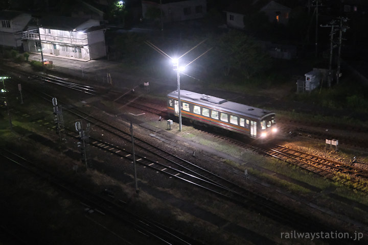 津山駅から津山運転区の車庫に帰るキハ120気動車