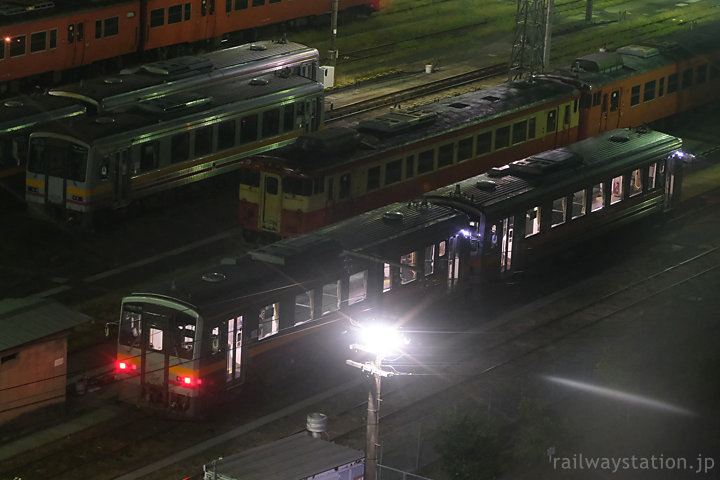 津山駅から車庫に回送されたキハ120、留置されていた車両と連結