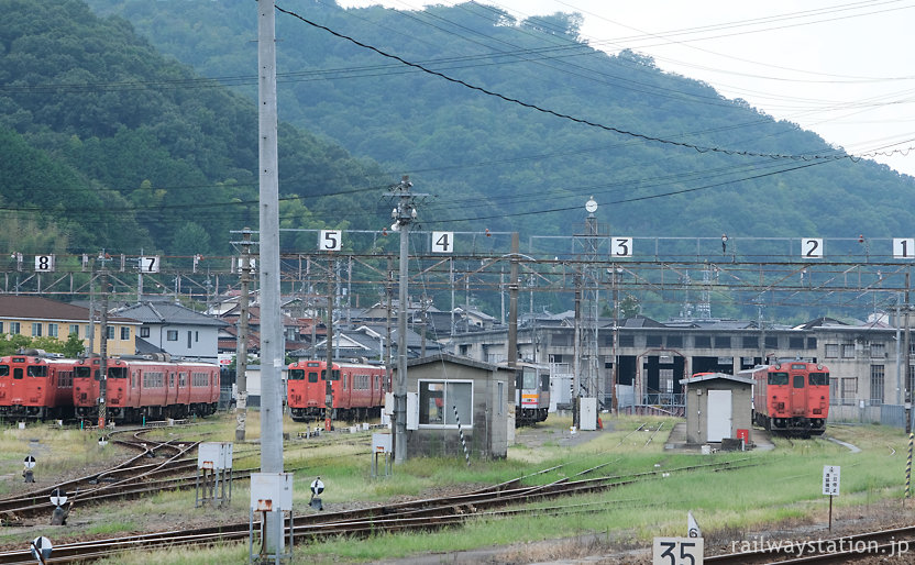 津山駅ホームから見た車庫・津山運転区と扇形機関車庫