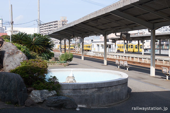JR西日本宇部線・宇部新川駅、枯池とプラットホーム