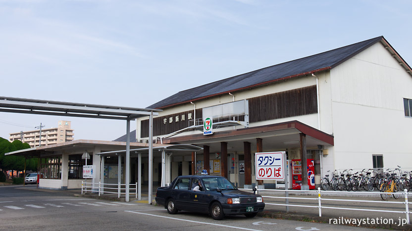 JR西日本宇部線・宇部新川駅、1948年築の昭和感漂う駅舎