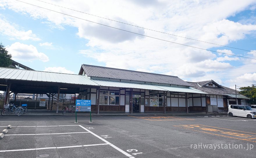 桜井線・畝傍駅、昭和15年築の貴賓室を備えた木造駅舎