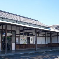 桜井線・大柄で威容感じる木造駅舎のある畝傍駅、右側に貴賓室。