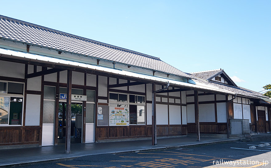 桜井線・大柄で威容感じる木造駅舎のある畝傍駅、右側に貴賓室。