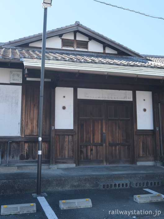 桜井線畝傍駅、駅舎右側の貴賓室の木の扉