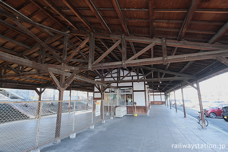 桜井線・畝傍駅舎、左側降車用改札口跡の広大な木造上屋