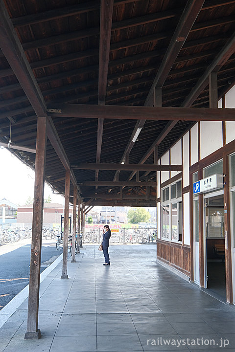 畝傍駅、大柄な木造駅舎の軒は宮廷の回廊を思わす