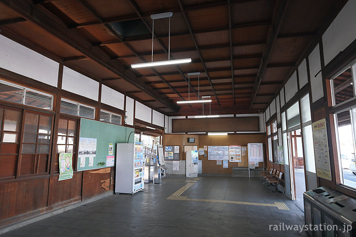 桜井線・畝傍駅舎の待合室、広いが無人駅で窓口は塞がれた