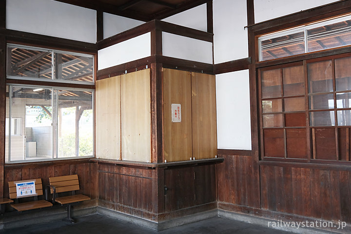 桜井線・畝傍駅の木造駅舎、待合室片隅の窓口のような一角