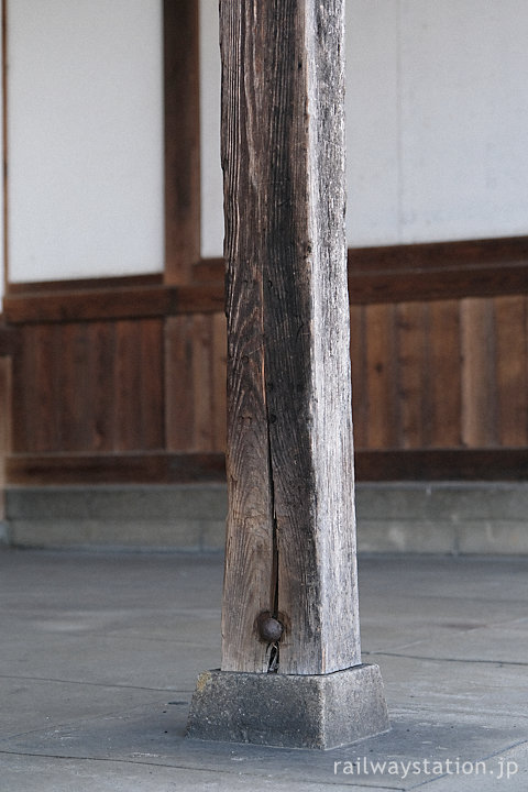 桜井線・畝傍駅舎、軒を支える木の柱と打ち込まれた釘