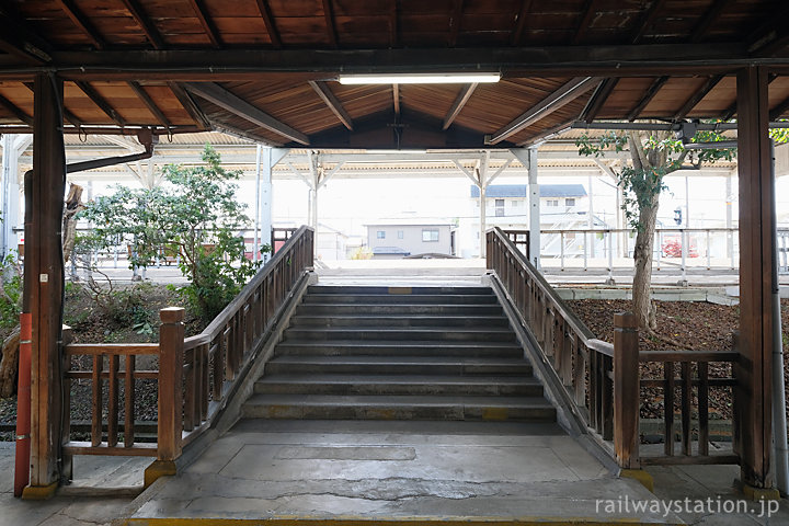 桜井線・畝傍駅の木造駅舎、貴賓室目線から見た階段