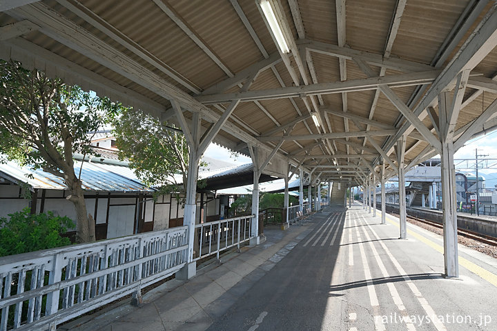 桜井線・畝傍駅プラットホーム、柵や上屋を支える柱は木製でレトロ
