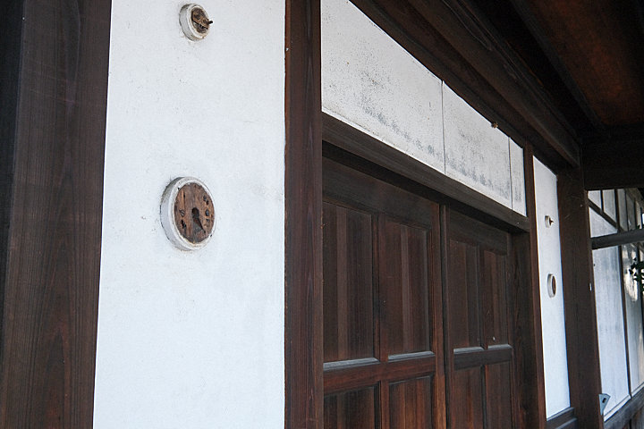 桜井線・畝傍駅貴賓室、出入口脇の照明の台座跡