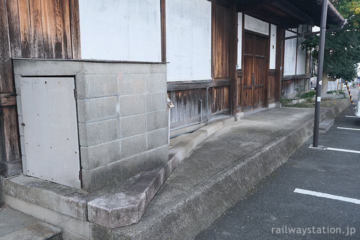 JR畝傍駅の木造駅舎、貴賓室前の造り