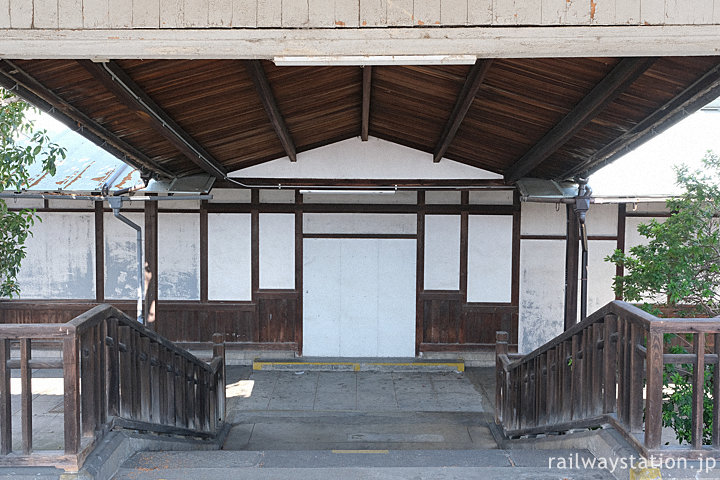JR桜井線・畝傍駅、ホームから駅舎貴賓室への階段