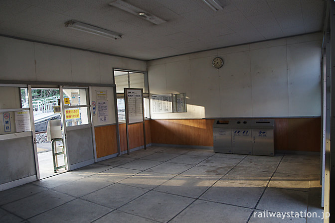 JR北陸本線・牛ノ谷駅の木造駅舎、改修された待合室