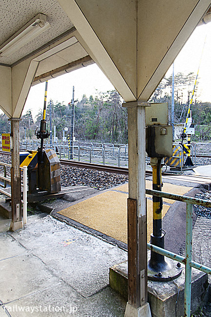 JR北陸本線・牛ノ谷駅、古い木造駅舎らしい柱が残る