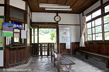 JR木次線・八川駅の木造駅舎、昔の趣の待合室