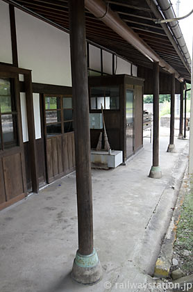 JR木次線・八川駅、駅舎ホーム側の丸太の柱