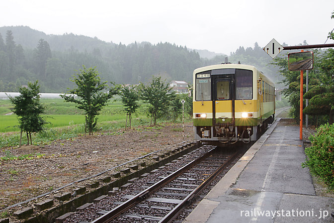 木次線キハ120形の普通列車、八川駅に到着