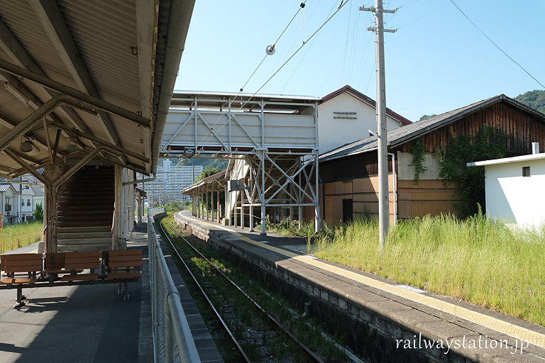 JR西日本・呉線、吉浦駅プラットホームと駅舎