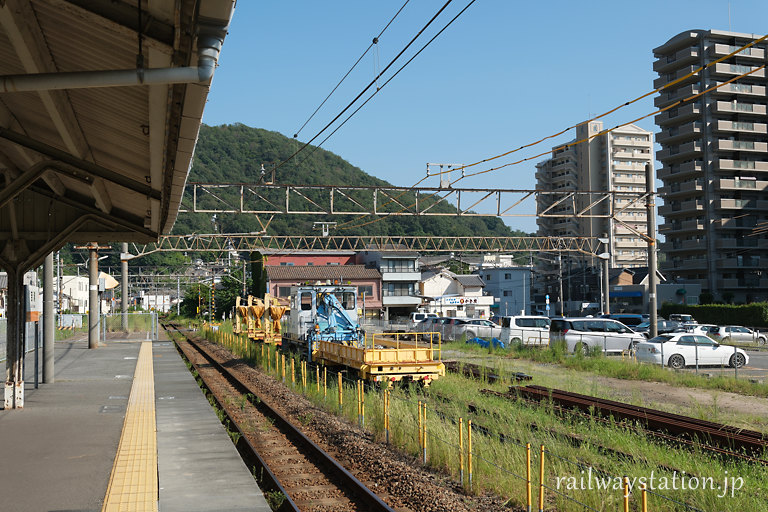 JR呉線・吉浦駅、ホームから見える駅南側の留置線とその跡の駐車場