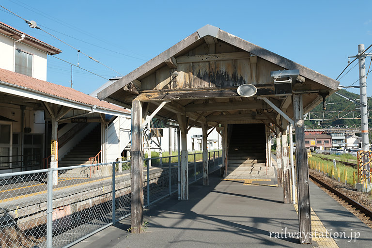 JR呉線・吉浦駅、ホームに残る木造の古い上屋