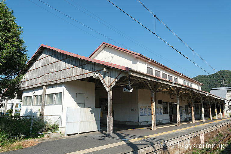 JR西日本・呉線、吉浦駅、堂々たる佇まいの駅舎ホーム側