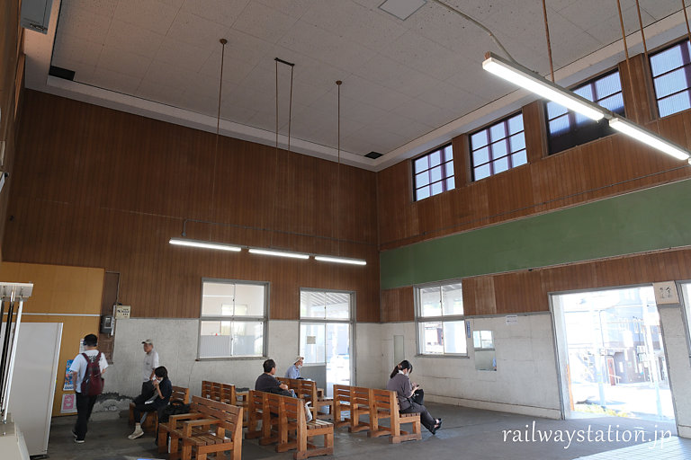 JR呉線・吉浦駅の木造駅舎、天井が高く広い待合室