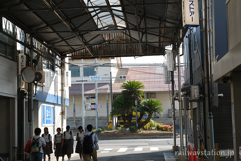 広島県呉市、吉浦駅前のアーケード街から見た駅