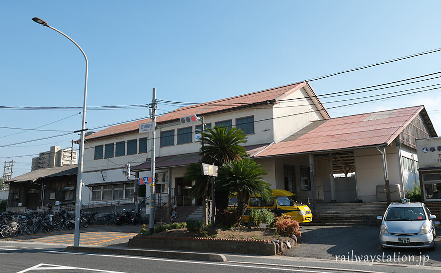 JR西日本・吉浦駅、倉庫も併設した大柄な木造駅舎