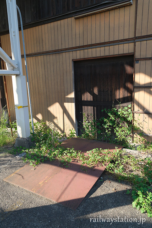 JR呉線・吉浦駅の木造貨物上屋跡、鉄板のスロープ
