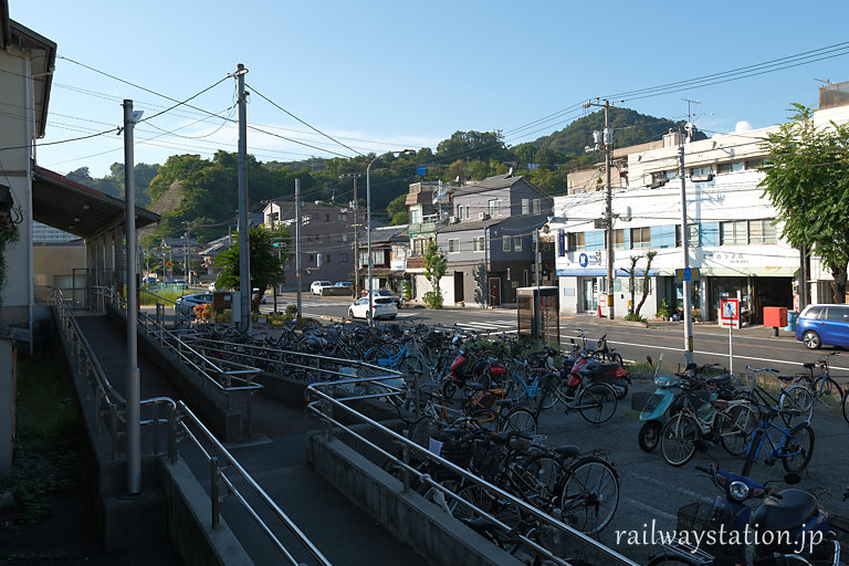 広島県呉市、JR吉浦駅、狭い駅前
