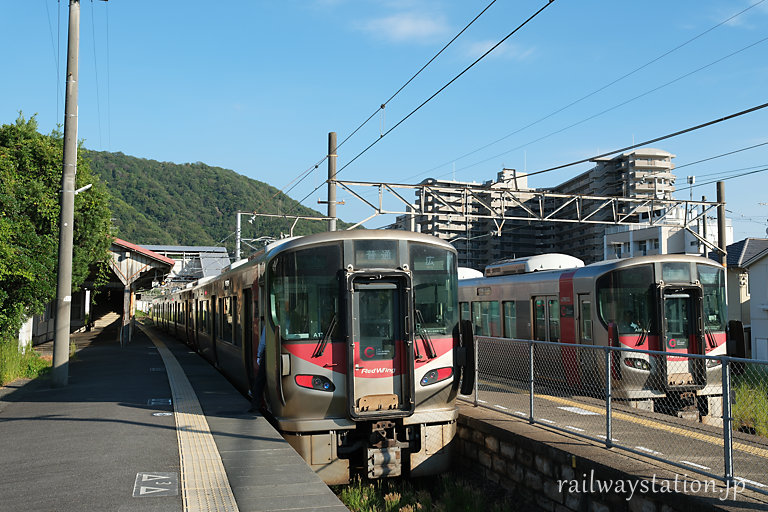 JR呉線・吉浦駅、単線だが本数が多く227系同士のすれ違いが行われる