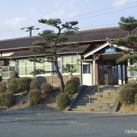 JR西日本・山陽本線・四辻駅、植込みが印象的な木造駅舎