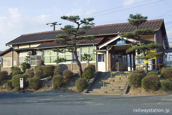 JR西日本・山陽本線・四辻駅、開業の大正時代築の木造駅舎