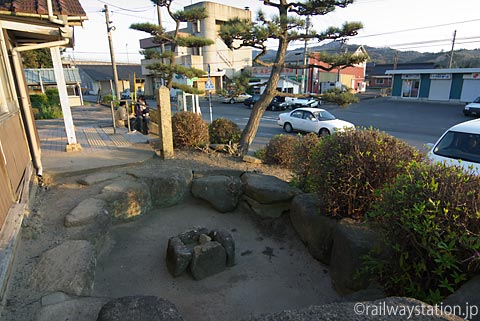 JR山陽本線・四辻駅、駅舎前の枯池