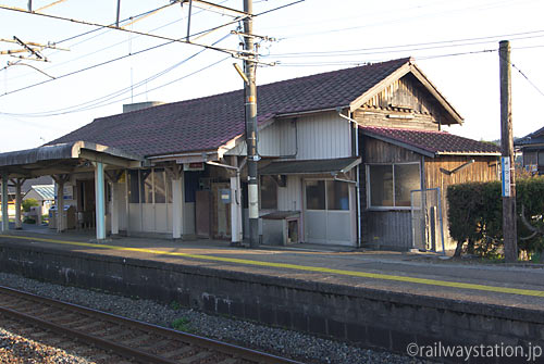 JR山陽本線、夕日を浴びる四辻駅