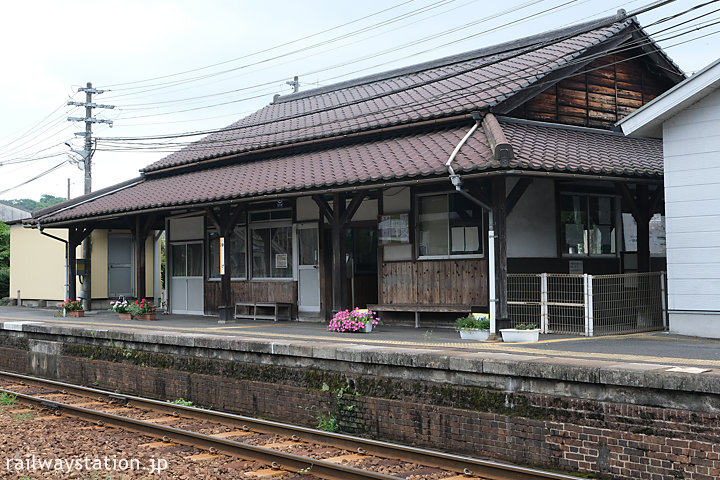 JR西日本津山線・レンガ積みのホームが印象的な弓削駅