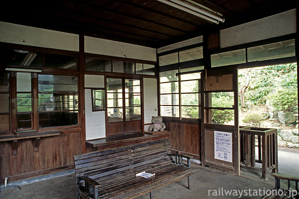 山陰本線・湯里駅、改札口、ベンチ、窓口… 木の世界