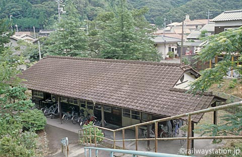 JR西日本・山陰本線・湯里駅、ホームから木造駅舎を見下ろす