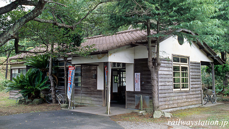 JR西日本・山陰本線・湯里駅、無人駅だが趣き深い木造駅舎が残る