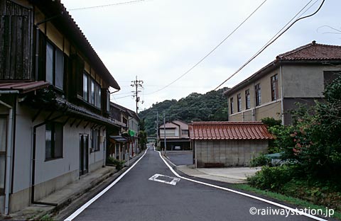 島根県大田市、山陰本線・湯里駅近くのこじんまりとした街並み