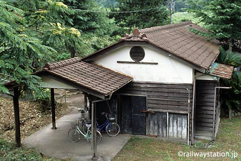 JR西日本・山陰本線・湯里駅の木造駅舎、側面