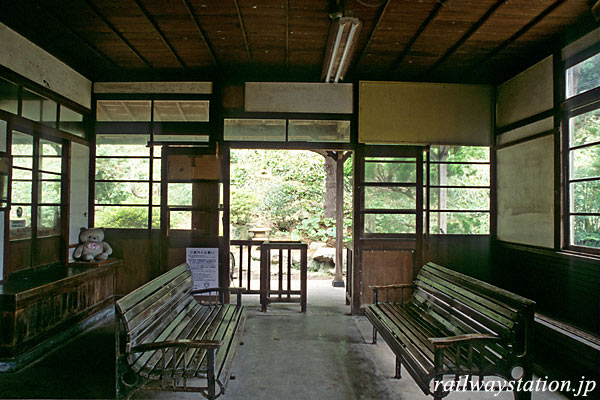 jR西日本・山陰本線・湯里駅旧駅舎、時が止まったままの待合室