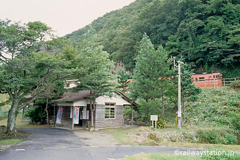 山陰本線・湯里駅、昔ながらの木造駅舎と国鉄色気動車