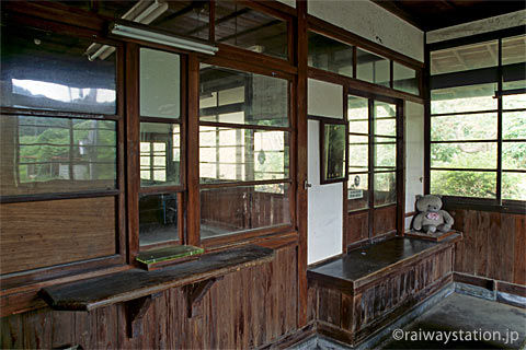 山陰本線・湯里駅、無人駅となっても残る窓口跡（出札口、手小荷物窓口）