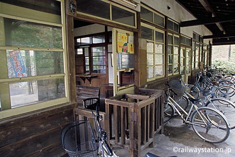 山陰本線・湯里駅の木造駅舎、木のままの改札口、窓枠...