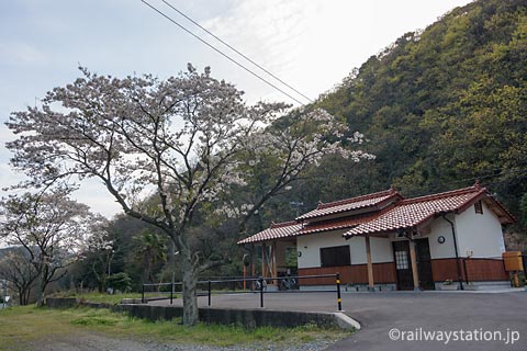 JR西日本・山陰本線・湯里駅、側線跡に建てられた新駅舎